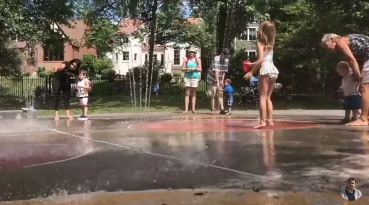 Uwielbiam amerykańskie place zabaw. Bo są duże, zrobione z fantazją. I dzieci mogą naprawdę się wyszaleć. A rodzice spokojnie patrzeć na swoje pociechy.   Dziś zabieram Was na przejażdżkę rowerową po mojej okolicy, w czasie której pokażę wam kilka placów zabaw ale nie tylko. Przejdziemy też przez centrum Arlington i koło Pentagonu. No to jedziemy…