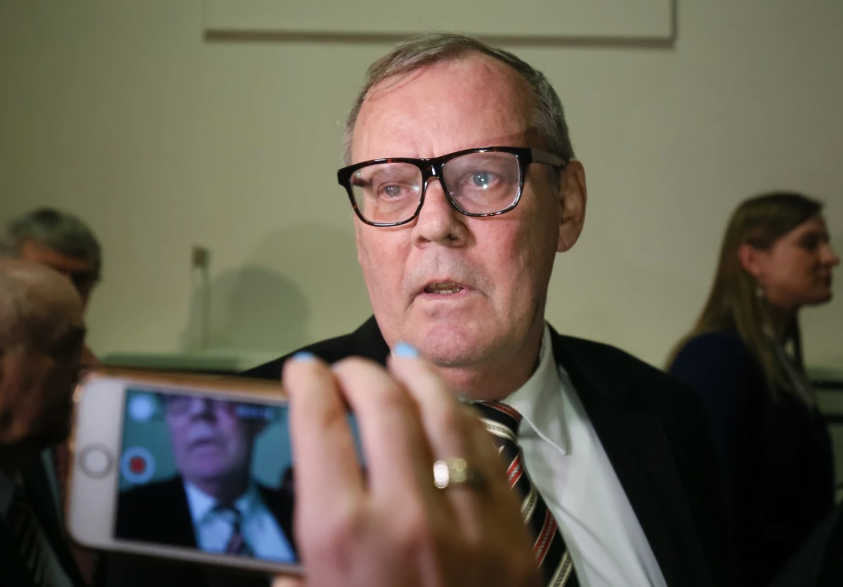 Wacław Berczyński miał poświadczenie bezpieczeństwa wydane przez służby specjalne Stanów Zjednoczonych - mówił dziennikarzom w Sejmie minister obrony narodowej Antoni Macierewicz, pytany o doniesienia, że Berczyński był w przeszłości aresztowany. Wczoraj "Super Express" napisał, że Wacław Berczyński - były szef podkomisji badającej katastrofę smoleńską - 6 sierpnia 2004 r. trafił do aresztu w Filadelfii i wyszedł następnego dnia po wpłaceniu kaucji.