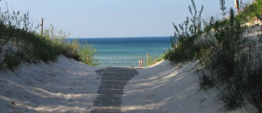 Trochę słońca, przejściowe zachmurzenia i przelotne opady deszczu - takiej pogody możemy spodziewać się w czwartek. W piątek w całym kraju będzie cieplej, temperatury sięgną nawet 28 stopni Celsjusza. Niestety, wraz z weekendem nad Polskę nadciągną burze. Zobacz prognozę pogody na najbliższe dni!