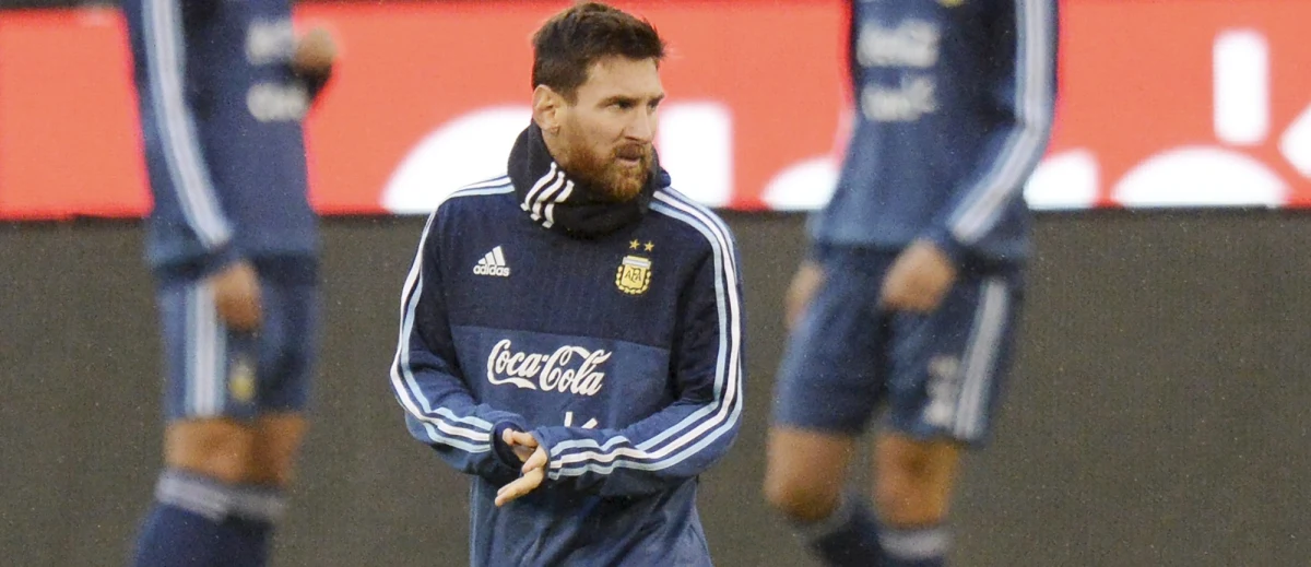 Argentyński piłkarz Lionel Messi porozumiał się już z kierownictwem Barcelony i przedłuży kontrakt co najmniej do 2021 roku - poinformowały hiszpańskie media. Decyzja ma być jednak oficjalnie ogłoszona w przyszłym miesiącu.