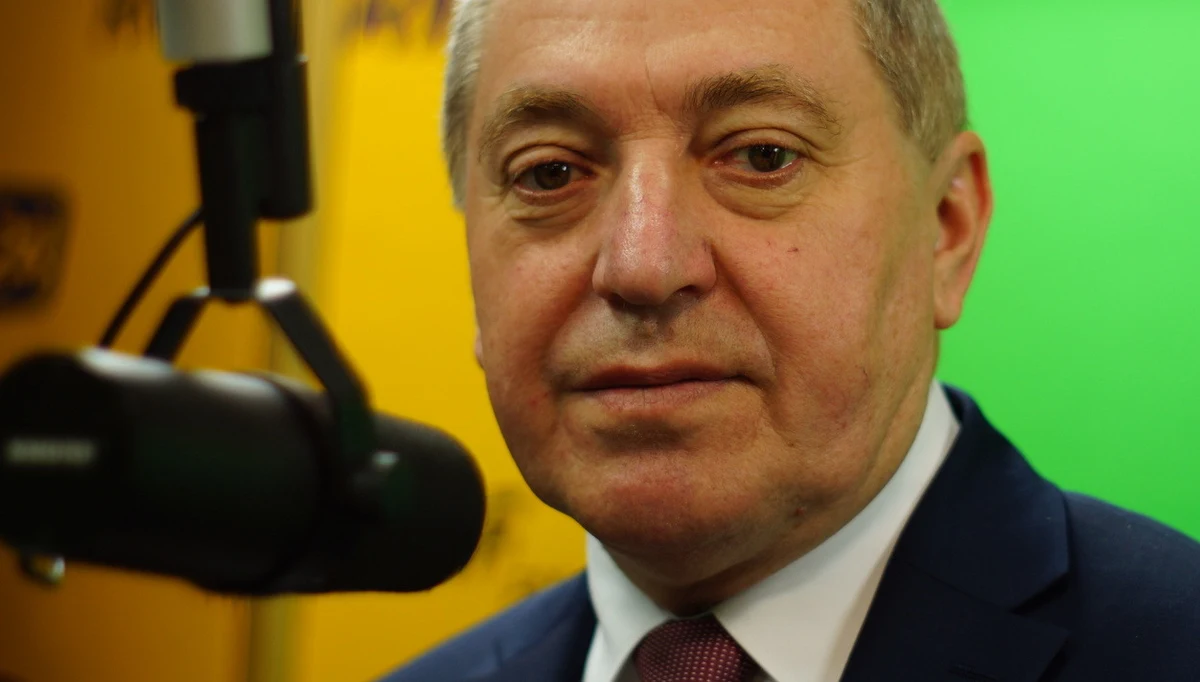 „To naturalna zmiana, sama wyraziła chęć (przejścia tam). Reprezentuję interes premier. Chcę, żeby Sadurska została członkiem zarządu PZU” – powiedział w Popołudniowej rozmowie w RMF FM Henryk Kowalczyk, komentując możliwe stanowisko w zarządzie PZU dla Małgorzaty Sadurskiej. Minister zaznaczył, że na to stanowisko nie ma konkursu "w dosłownym sensie". "Przesłuchanie w radzie nadzorczej (PZU) jest formą konkursu (...). Rada Nadzorcza będzie przesłuchiwać kandydatkę. Sadurska została zaproszona na to przesłuchanie” – dodał. Henryk Kowalczyk poinformował też, że tylko Sadurska startuje jako kandydatka do zarządu PZU. 