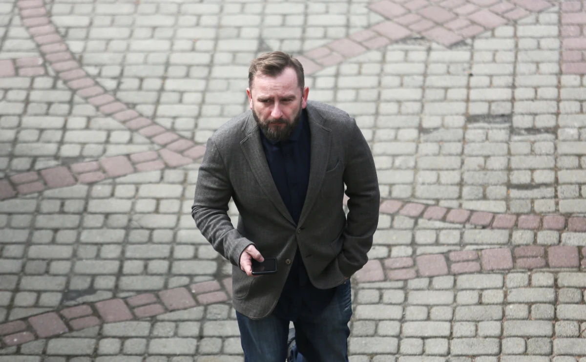 Piotr Liroy-Marzec został wykluczony z szeregów klubu Kukiz'15 - poinformowało ugrupowanie. Jak wyjaśniono, ma to związek z doniesieniami dotyczącymi uwikłania najbliższego otoczenia posła w tzw. dziką reprywatyzację w Warszawie.