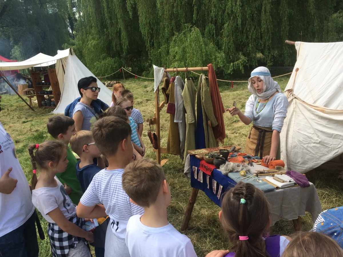 Żywe Muzeum Początków Państwa Polskiego powstało na wyspie na Jeziorze Jelonek w Gnieźnie. Historię i życie sprzed tysiąca lat można tam zobaczyć z bardzo bliska.