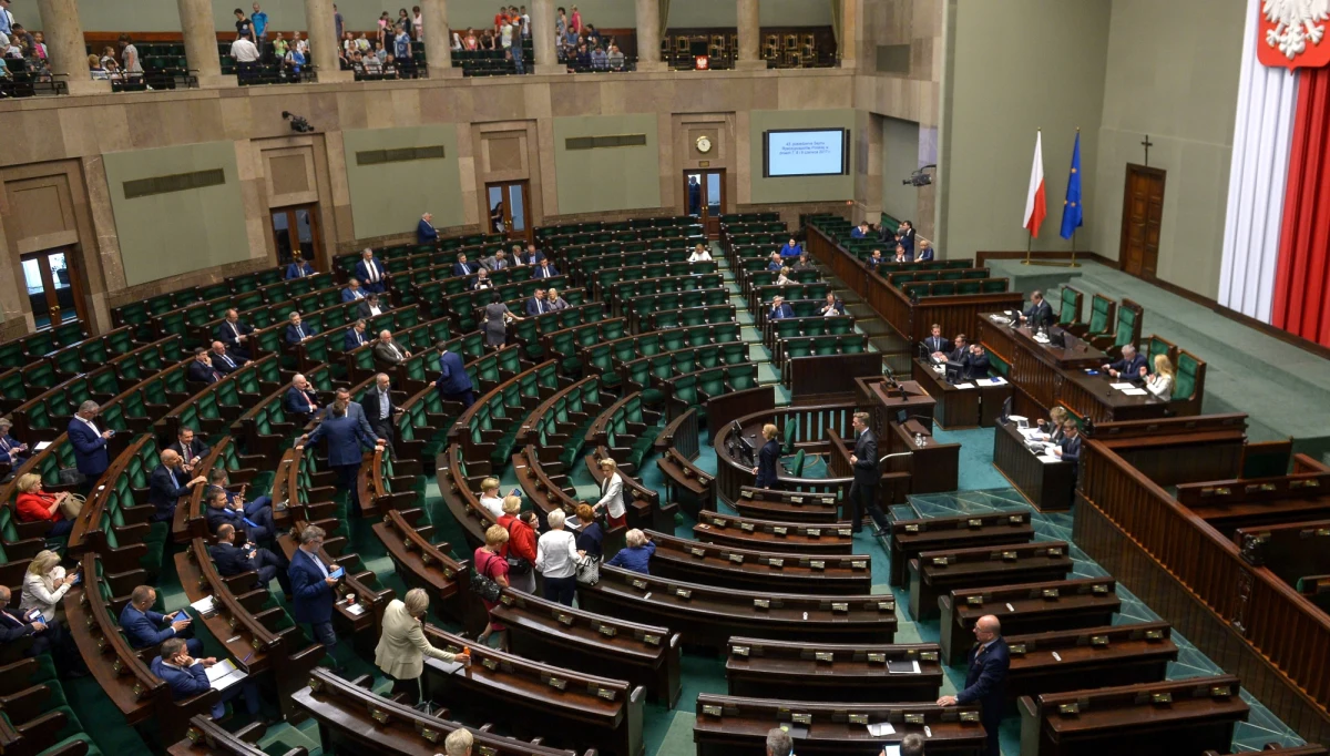 Wbrew zapowiedziom, Sejm nie głosował w czwartek nad uchwaleniem nowelizacji ustawy o Krajowej Radzie Sądownictwa oraz Prawa o ustroju sądów powszechnych. Oba punkty spadły z porządku wieczornych glosowań. "Musimy zaczekać na rozstrzygnięcie Trybunału Konstytucyjnego" - tłumaczy opóźnienie w głosowaniach szef sejmowej komisji sprawiedliwości Stanisław Piotrowicz. Wniosek o zbadanie ustawy o KRS skierował do TK w kwietniu minister sprawiedliwości.
