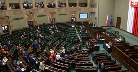 Wbrew zapowiedziom, Sejm nie głosował w czwartek nad uchwaleniem nowelizacji ustawy o Krajowej Radzie Sądownictwa oraz Prawa o ustroju sądów powszechnych. Oba punkty spadły z porządku wieczornych glosowań. "Musimy zaczekać na rozstrzygnięcie Trybunału Konstytucyjnego" - tłumaczy opóźnienie w głosowaniach szef sejmowej komisji sprawiedliwości Stanisław Piotrowicz. Wniosek o zbadanie ustawy o KRS skierował do TK w kwietniu minister sprawiedliwości.