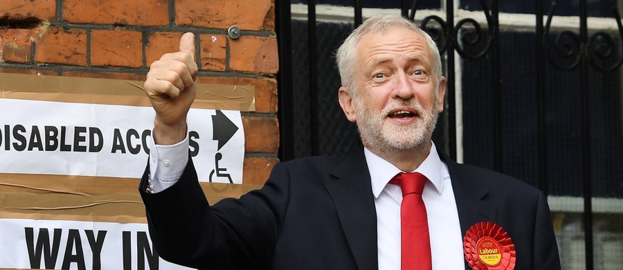 Lider brytyjskiej Partii Pracy Jeremy Corbyn wezwał premier Theresę May do ustąpienia ze stanowiska i "zrobienia miejsca dla rządu, który będzie reprezentował wolę ludzi". 