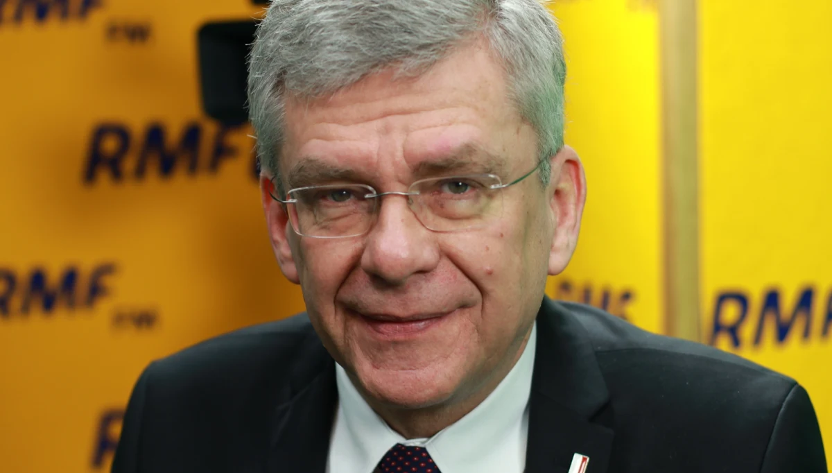 „Pani Małgorzata Sadurska była ministrem w Kancelarii Prezesa Rady Ministrów, była przez dwa lata szefową kancelarii prezydenta. Doświadczenie ma duże. Jest przy tym wszystkim uczciwym i solidnym politykiem” – tak o przyszłej wiceszefowej PZU wypowiadał się marszałek Senatu Stanisław Karczewski w Porannej rozmowie w RMF FM. „Do tej pory spółki Skarbu Państwa nie miały zysków. Niektóre były jak LOT i przynosiły straty. W czasach, kiedy Prawo i Sprawiedliwość rządzi, to te spółki przynoszą korzyści” – przyznał. „Zrobiliśmy bardzo dużo w spółkach Skarbu Państwa. Obniżyliśmy pensje i zwiększyliśmy do 70 proc. opodatkowanie odpraw, które dostawali wcześniej politycy, również politycy Platformy Obywatelskiej” – dodał. Pytany o referendum konstytucyjne przyznał, że prezydent nie przekonał go jeszcze do pomysłu, by odbyło się ono 11 listopada 2018 roku, choć zaznaczył, że jest zwolennikiem referendów. „Bardzo się cieszę, że będziemy rozmawiać, debatować i dyskutować wokół najważniejszego aktu prawnego, jakim jest konstytucja” – powiedział marszałek Senatu. „Chcę, żeby konstytucja Polaków łączyła. Obecnie w wielu swoich punktach i sytuacjach dzieli Polaków” – przyznał gość Roberta Mazurka.