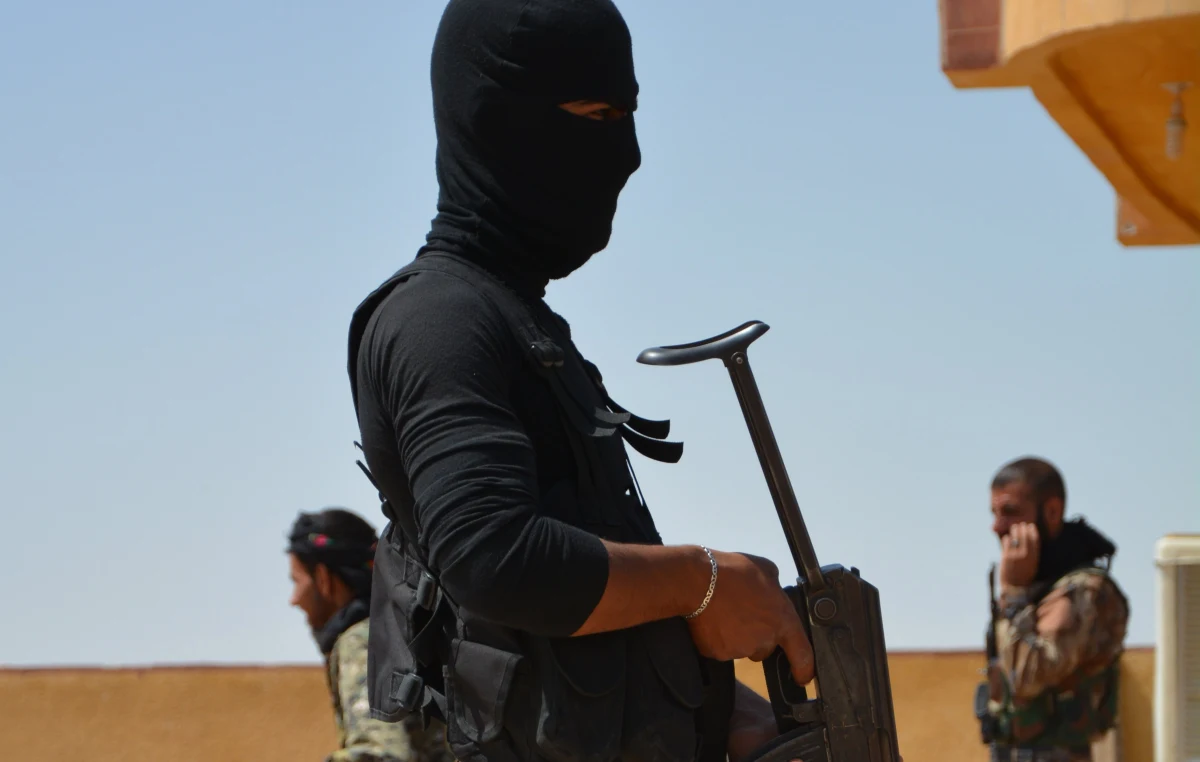 Do sądu trafił akt oskarżenia przeciwko zatrzymanemu w marcu przez Agencję Bezpieczeństwa Wewnętrznego obywatelowi Federacji Rosyjskiej narodowości czeczeńskiej Kyuri A. Miał brać w wojnie w Syrii po stronie Państwa Islamskiego. Mężczyźnie zarzucono też nielegalne posiadanie broni.