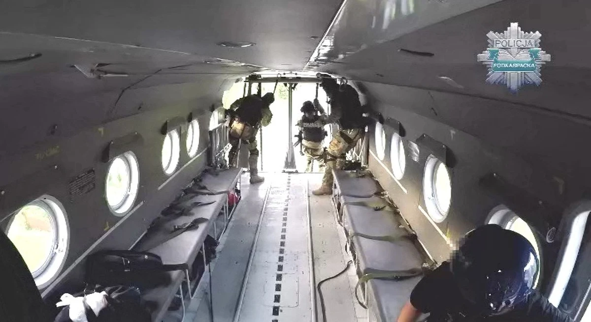 Stwarzanie niebezpieczeństwa dla bliżej nieokreślonej ilości osób - tak prokuratura zakwalifikowała skandaliczną wpadkę rzeszowskich antyterrorystów podczas akcji w Witowie na Podhalu. Policjanci wracający z akcji śmigłowcem zgubili dwa granaty błyskowo-hukowe.