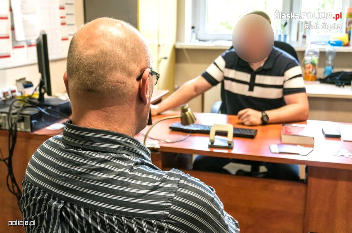 Policjanci z Rudy Śląskiej zatrzymali 51-latka, który przez internet składał propozycje seksualne 13-latce. Mężczyzna umówił się z dziewczynką i przyjechał na spotkanie do Katowic z Wielkopolski. Dzisiaj usłyszy prokuratorskie zarzuty składania propozycji seksualnych małoletniej poniżej 15. roku życia.