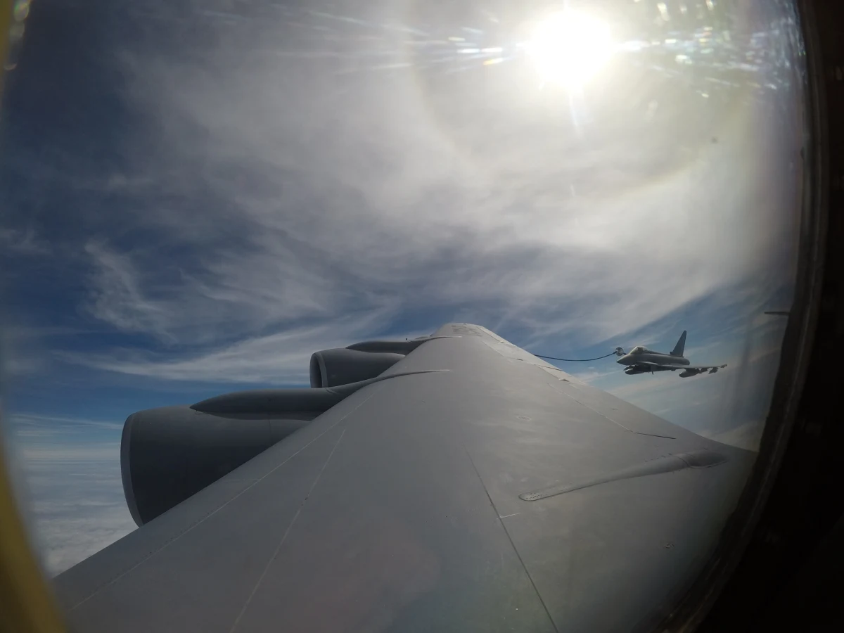 W 33. Bazie Lotnictwa Transportowego w Powidzu odbywają się dziś ćwiczenia, zaplanowane w związku z manewrami Baltops 17. W ramach dorocznych manewrów NATO kilkanaście krajów ćwiczy zdolność do sojuszniczej współpracy w basenie Morza Bałtyckiego. Niezbednym elementem obrony są siły powietrzne, a te praktycznie nie mogłyby w pełni działać bez możliwości tankowania w powietrzu. Zaledwie kilka państw ma odpowiednie maszyny, do Powidza przyleciały cztery amerykańskie samoloty KC-135 Stratotanker, które będą tankować kilkadziesiąt maszyn z różnych krajów.