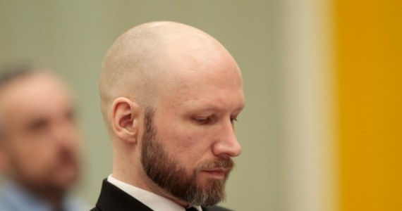 Odsiadujący wyrok w Norwegii masowy morderca Anders Behring Breivik zmienił imię i nazwisko. Widnieje obecnie w aktach stanu cywilnego jako Fjotolf Hansen - poinformował jego adwokat Oeystein Storrvik. Odmówił odpowiedzi na pytanie o powody decyzji swojego klienta.