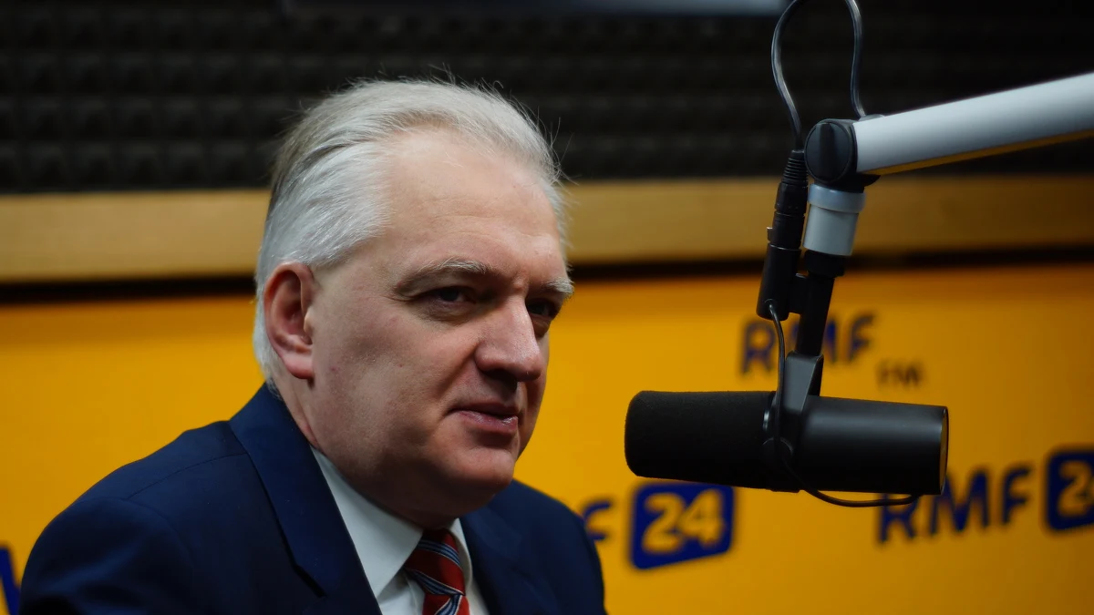 „Spodziewam się - choć to są spekulacje - że będzie mowa o zwiększeniu bezpieczeństwa w naszej części Europy” - powiedział Gość Krzysztofa Ziemca w RMF FM, minister szkolnictwa wyższego Jarosław Gowin, odnosząc się do informacji o lipcowej wizycie prezydenta USA Donalda Trumpa w Polsce i przemówieniu, które ma wtedy wygłosić. „Ta wizyta będzie najlepszym dowodem, że mówienie o izolacji Polski na arenie międzynarodowej można włożyć między bajki” - ocenił minister. Pytany o Małgorzatę Sadurską i transfer z kancelarii prezydenta do PZU, powiedział: „Ja podchodzę do tej sprawy chłodno. O takich kwestiach - nie ukrywam - rozmawiamy na forum koalicyjnym”. Wicepremier odniósł się także do najnowszych sondaży. „Co do sondaży, przeprowadzanych na 2,5 roku przed wyborami, to ja nie przywiązuję do nich żadnej wagi. Nie przestraszę się sondaży, z których będzie wynikało, że poparcie nam spada i nie wpadam w euforię z powodu tego, że we wczorajszym sondażu mamy dwukrotną przewagę nad następną partią” - powiedział Gość Krzysztofa Ziemca. „Jeżeli w 2019 roku, przed wyborami, Polacy dojdą do wniosku, że my też ulegliśmy arogancji władzy, to nie okażą nam miłosierdzia” - stwierdził Gowin. „Pycha, zawłaszczanie państwa, upartyjnianie - to jest coś, na co Polacy są szczególnie uwrażliwieni i musimy o tym pamiętać” - dodał.