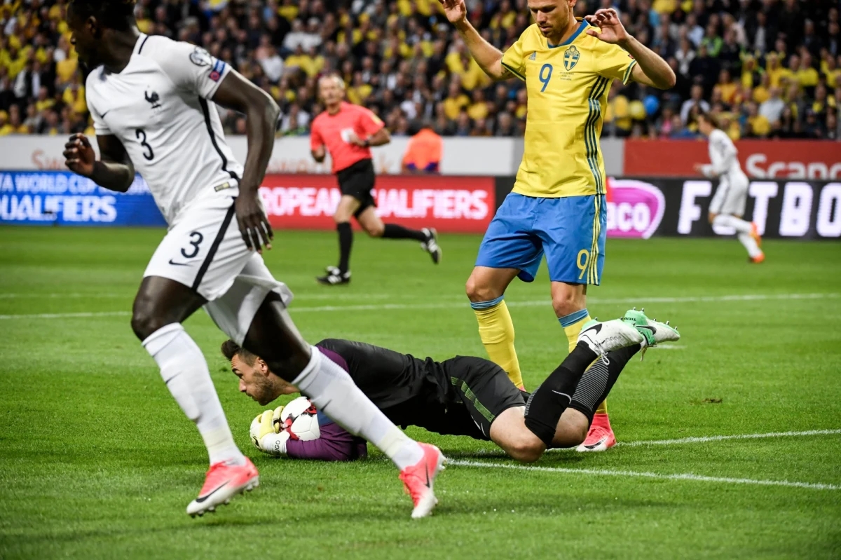 Francja przegrała na wyjeździe ze Szwecją 1:2 w najciekawszym piątkowym meczu eliminacji piłkarskich mistrzostw świata. Do sensacji doszło w Andorze, gdzie gospodarze pokonali Węgrów 1:0. Prowadząca w grupie E Polska zagra w sobotę w Warszawie z Rumunią.