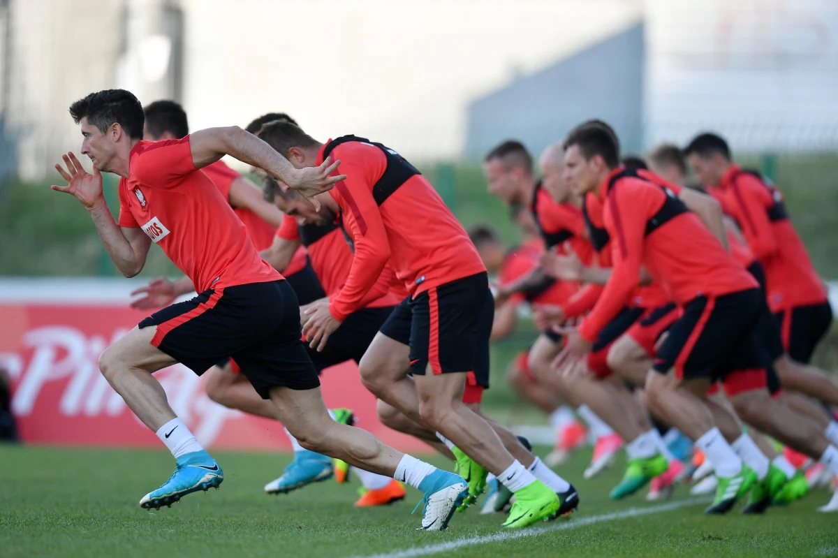 ​Polscy piłkarze podejmą dziś o godzinie 20:45 w Warszawie Rumunię i w razie zwycięstwa będą bardzo blisko awansu na przyszłoroczne mistrzostwa świata. Biało-czerwoni, zdecydowanie prowadzący w grupie E, wygrali z tym rywalem jesienią na wyjeździe 3:0.