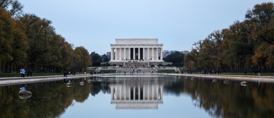 Staw przed Pomnikiem Lincolna w Waszyngtonie zostanie osuszony i wyczyszczony - donosi dziennik "Washington Post". Wszystko przez pasożyta, który zabił już 80 kaczek.