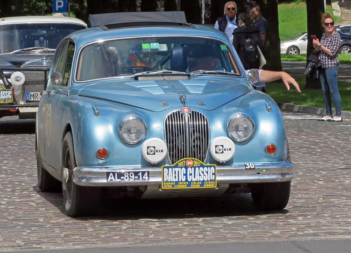 ​Trochę zakurzone, ale wciąż piękne. W Szczecinie przystanek ma kilkadziesiąt zabytkowych aut, które biorą udział w rajdzie dookoła Bałtyku. Warte krocie pojazdy, o pojemności silników przyprawiającej o ból głowy, tuż przed ostatnim odcinkiem wyścigu prezentowały się na Wałach Chrobrego.