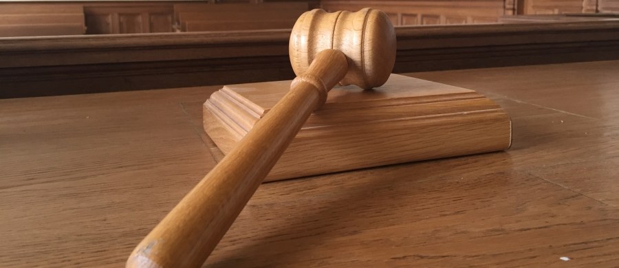 Warszawski sąd zgodził się na aresztowanie na trzy miesiące b. prezesa Sądu Apelacyjnego w Krakowie sędziego Krzysztofa S. Jest on podejrzany m.in. o udział w zorganizowanej grupie przestępczej i przyjęcie korzyści majątkowej w wysokości co najmniej 376 tys. zł. Rozstrzygając wniosek prokuratury "sąd wziął pod uwagę realną obawę matactwa oraz zagrożenie surową karą" - poinformowała rzeczniczka warszawskiego sądu okręgowego ds. karnych sędzia Anna Ptaszek. Dodała, że okres zastosowanego aresztu wyznaczono do 6 września 2017 r.