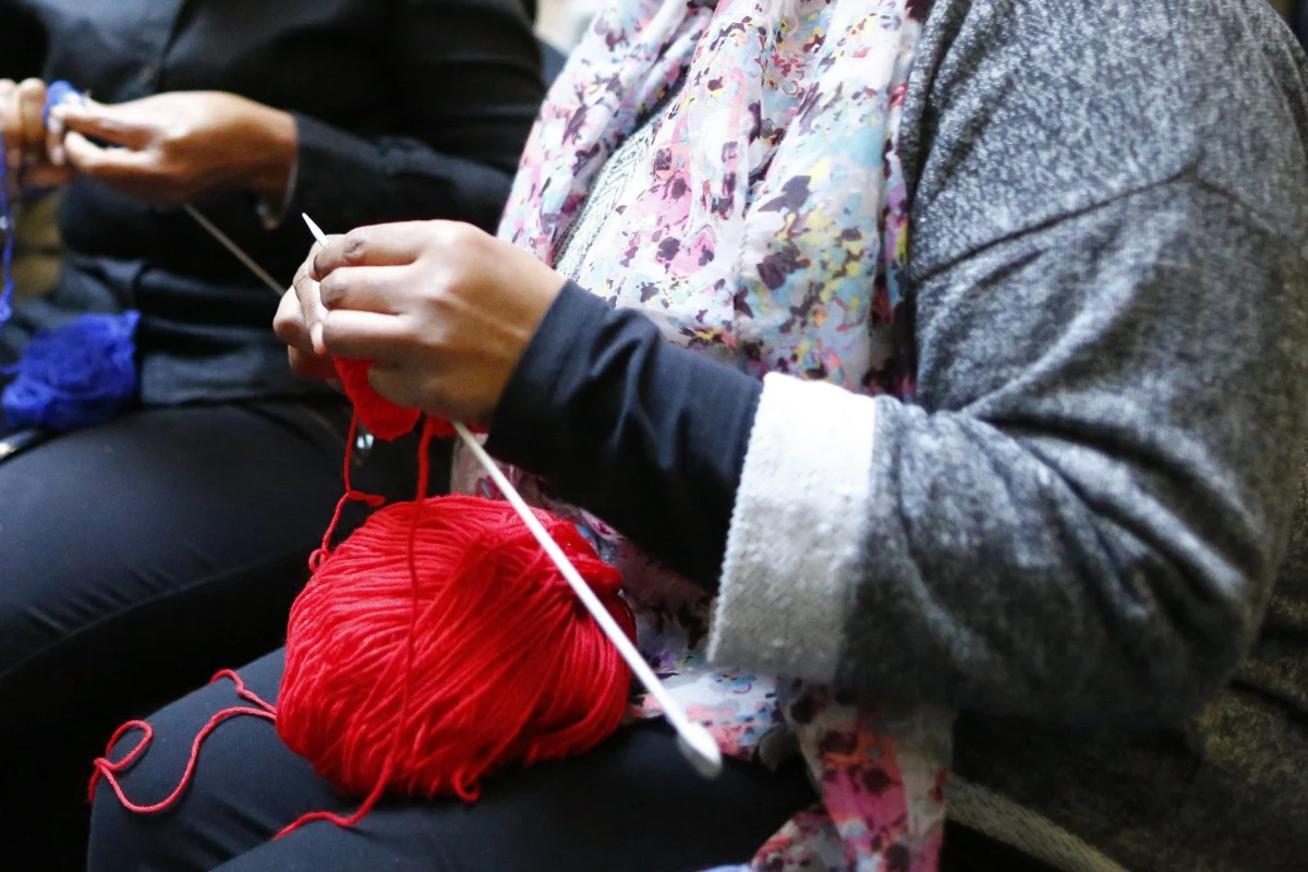 W ramach integracji można rozmawiać, organizować pikniki, czy też grać w gry. Ale można też…dziergać. Dziś jest ku temu idealna okazja - obchodzimy Światowy Dzień Dziergania w Miejscach Publicznych.