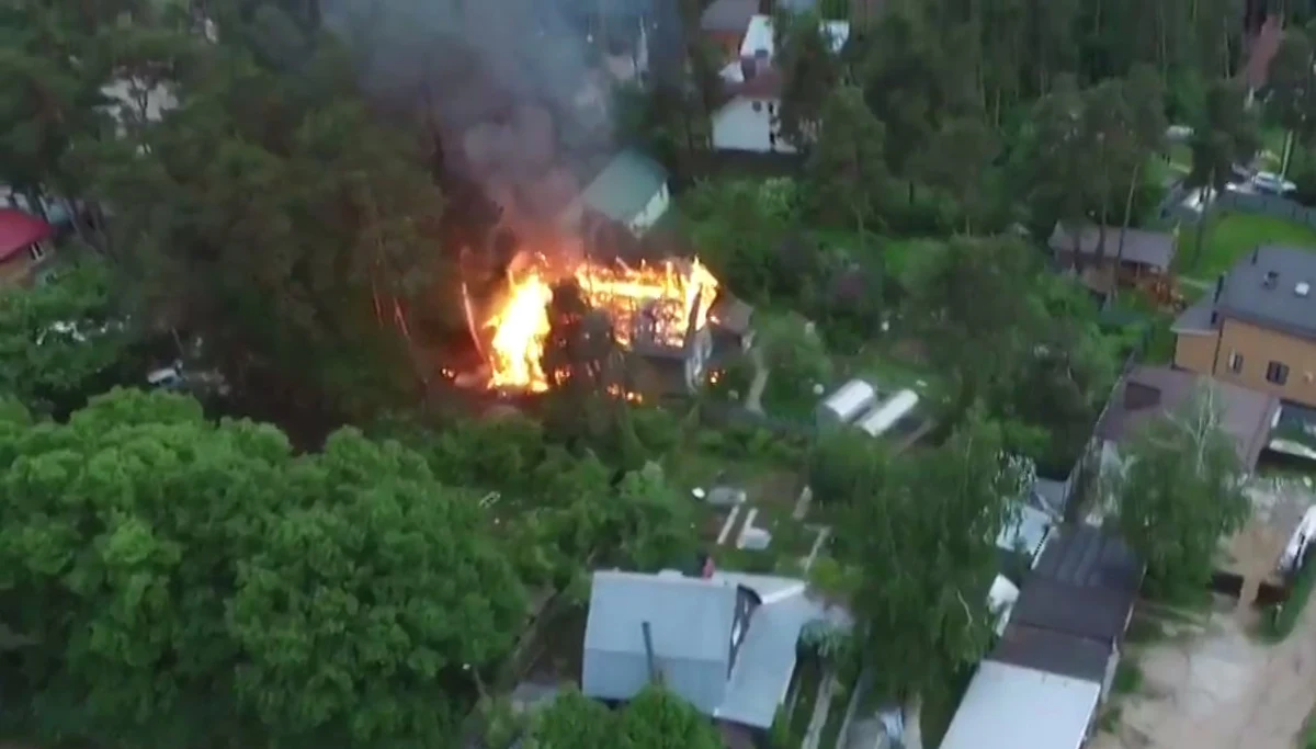 Uzbrojony napastnik zabarykadował się w domu we wsi Kratowo w obwodzie moskiewskim i otworzył ogień do przechodniów. Cztery osoby zginęły. Mężczyzna potem uciekł do lasu, gdzie został zastrzelony przez antyterrorystów.