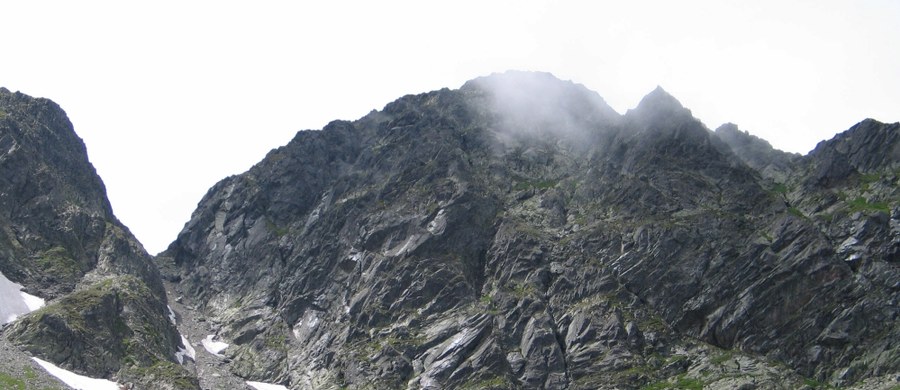 Na Orlej Perci w Tatrach Wysokich, pomiędzy Grantami a Krzyżnem, doszło do śmiertelnego wypadku. Ratownicy na pokładzie śmigłowca przetransportowali do Zakopanego ciało turystki, która spadła w przepaść. 