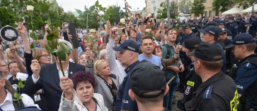 Wobec kilkudziesięciu osób, które zakłóciły obchody miesięcznicy smoleńskiej na Krakowskim Przedmieściu, zostaną skierowane wnioski do sądu o ukaranie - poinformowała w sobotę wieczorem PAP Komenda Stołeczna Policji.