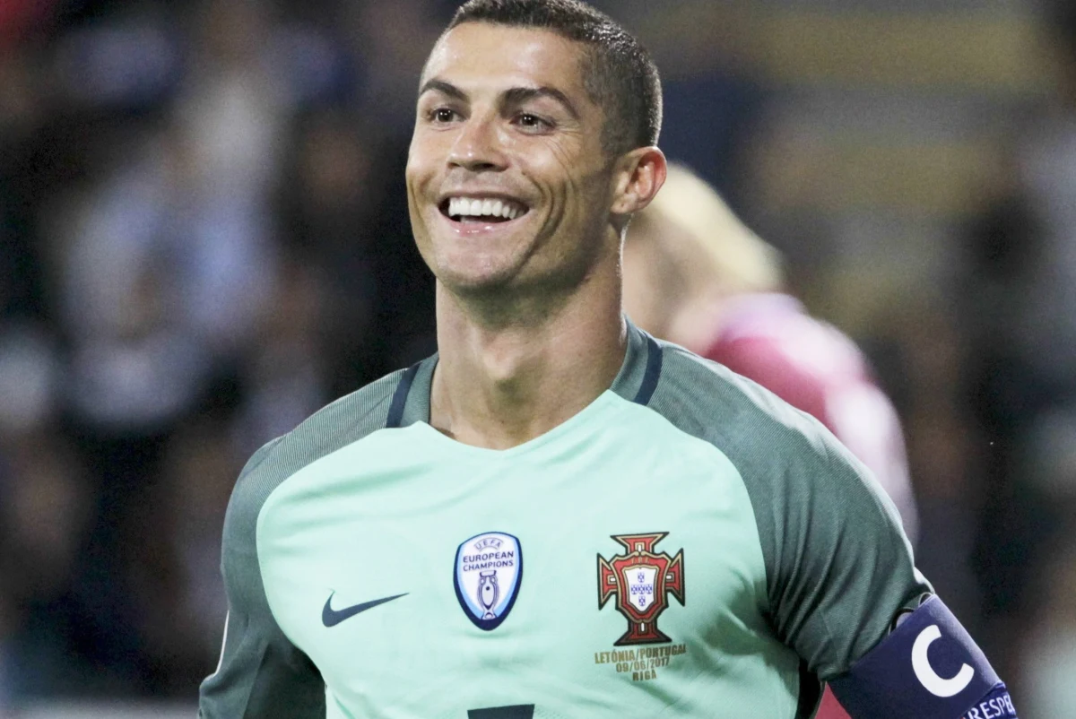 ​Piłkarz Realu Madryt Cristiano Ronaldo został ojcem bliźniąt - poinformowała w sobotę wieczorem portugalska stacja telewizyjna SIC. Według tamtejszych mediów dziewczynka i chłopiec urodzili się 8 czerwca, a ich imiona to Eva i Mateo.