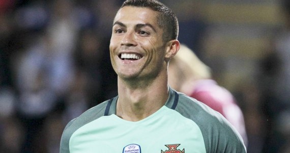 ​Piłkarz Realu Madryt Cristiano Ronaldo został ojcem bliźniąt - poinformowała w sobotę wieczorem portugalska stacja telewizyjna SIC. Według tamtejszych mediów dziewczynka i chłopiec urodzili się 8 czerwca, a ich imiona to Eva i Mateo.
