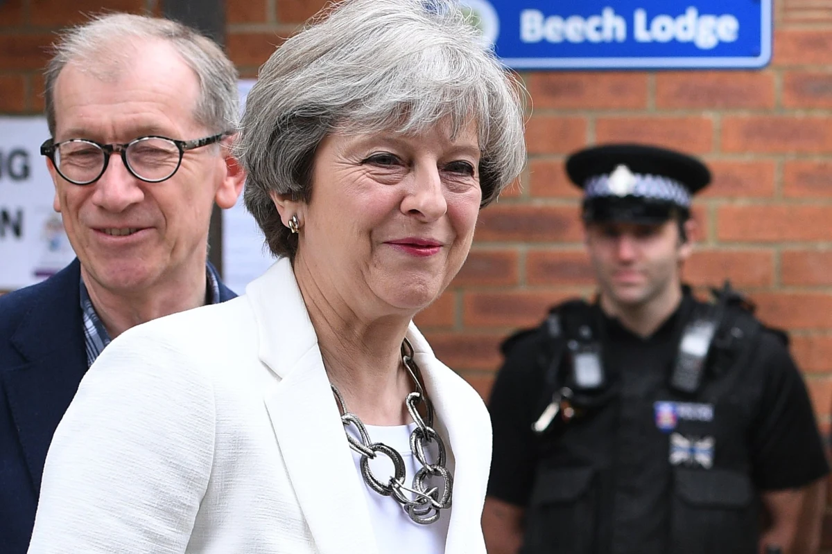 ​Większość Brytyjczyków uważa, że brytyjska premier Theresa May powinna ustąpić ze stanowiska po słabym wyniku rządzącej Partii Konserwatywnej w czwartkowych wyborach parlamentarnych - wynika z sondaży YouGov i Survation dla niedzielnych gazet.