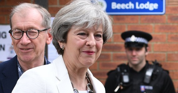 ​Większość Brytyjczyków uważa, że brytyjska premier Theresa May powinna ustąpić ze stanowiska po słabym wyniku rządzącej Partii Konserwatywnej w czwartkowych wyborach parlamentarnych - wynika z sondaży YouGov i Survation dla niedzielnych gazet.