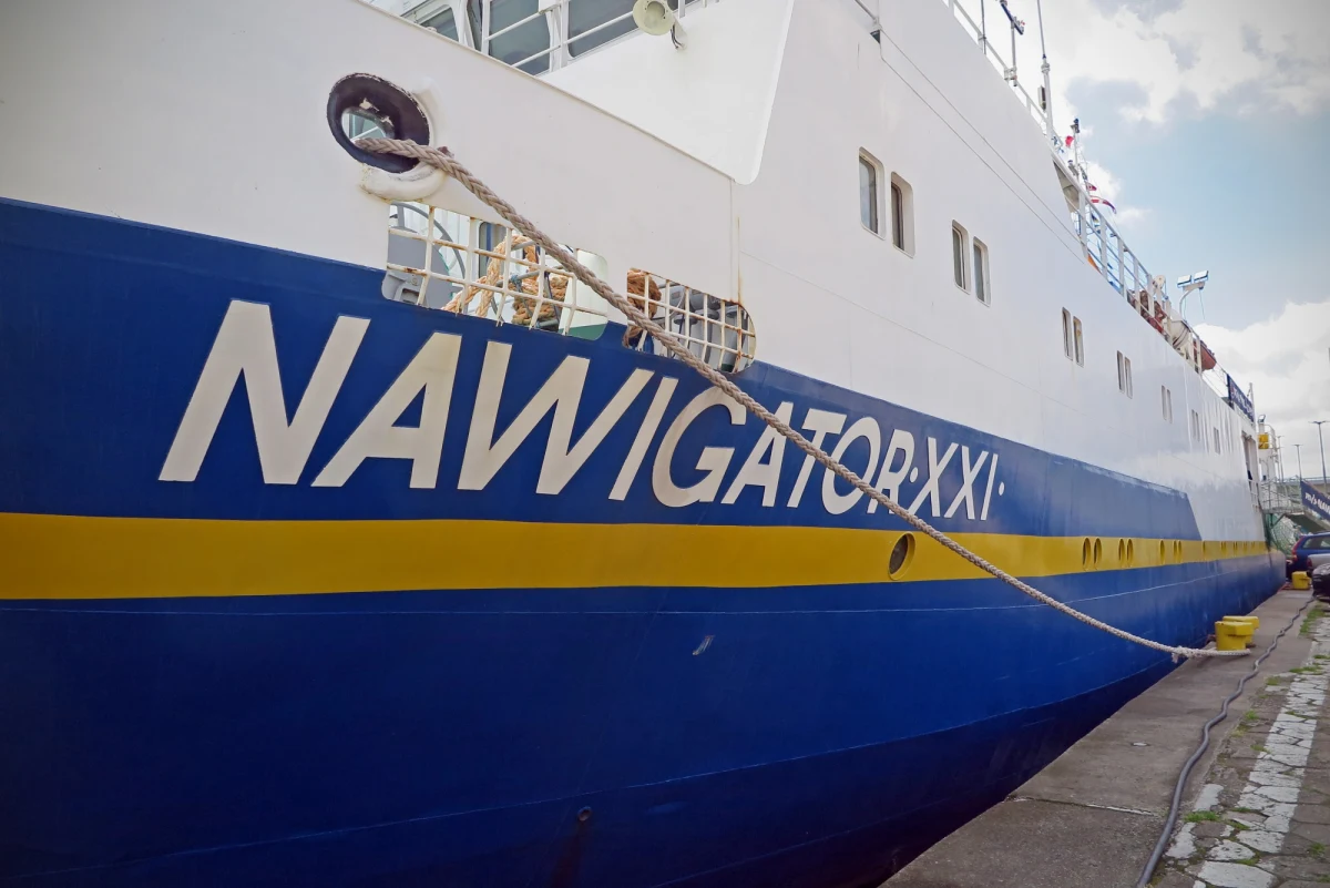 ​To stały element szczecińskiego krajobrazu, ale żeby tam się dostać, trzeba być marynarzem. Przy trapie czerwona tabliczka przypomina, że wstęp jest wzbroniony. Dla słuchaczy RMF FM zrobiono jednak wyjątek. Niesamowitym Miejscem w Faktach RMF FM jest dziś Nawigator XXI, statek badawczy Akademii Morskiej w Szczecinie.