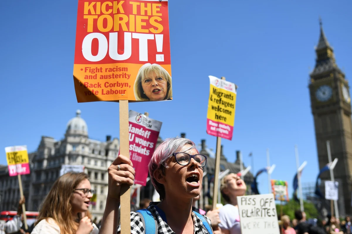 ​Niedzielne wydania brytyjskich dzienników poinformowały o tym, że minister spraw zagranicznych Boris Johnson jest faworytem wewnątrz Partii Konserwatywnej do zastąpienia premier Theresy May po utracie przez partię bezwzględnej większości w Izbie Gmin.