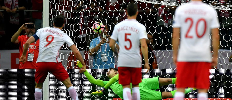 ​Duńskie media skomentowały sobotnie zwycięstwo Polski nad Rumunią (3:1) w eliminacjach piłkarskich mistrzostw świata jako "wielkie" i "solidne jak skała", a wygraną swojej drużyny na wyjeździe z Kazachstanem (3:1) jako slaby mecz z dobrym wynikiem. "Z Polską za trzy miesiące będzie zupełnie inaczej i możemy spodziewać się thrillera" - zapowiedziały.