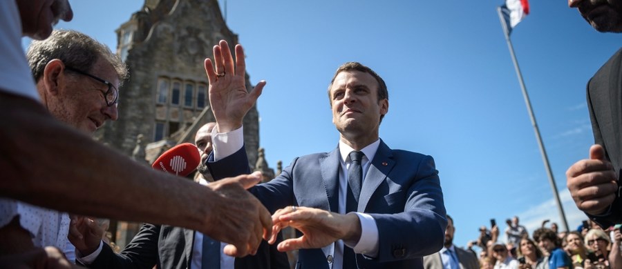 Po ogłoszeniu częściowych wyników pierwszej tury wyborów parlamentarnych we Francji premier Edouard Philippe ogłosił w niedzielę zwycięstwo partii prezydenta Emmanuela Macrona LREM, która wraz z MoDem zdobędzie znaczną większość w Zgromadzeniu Narodowym.