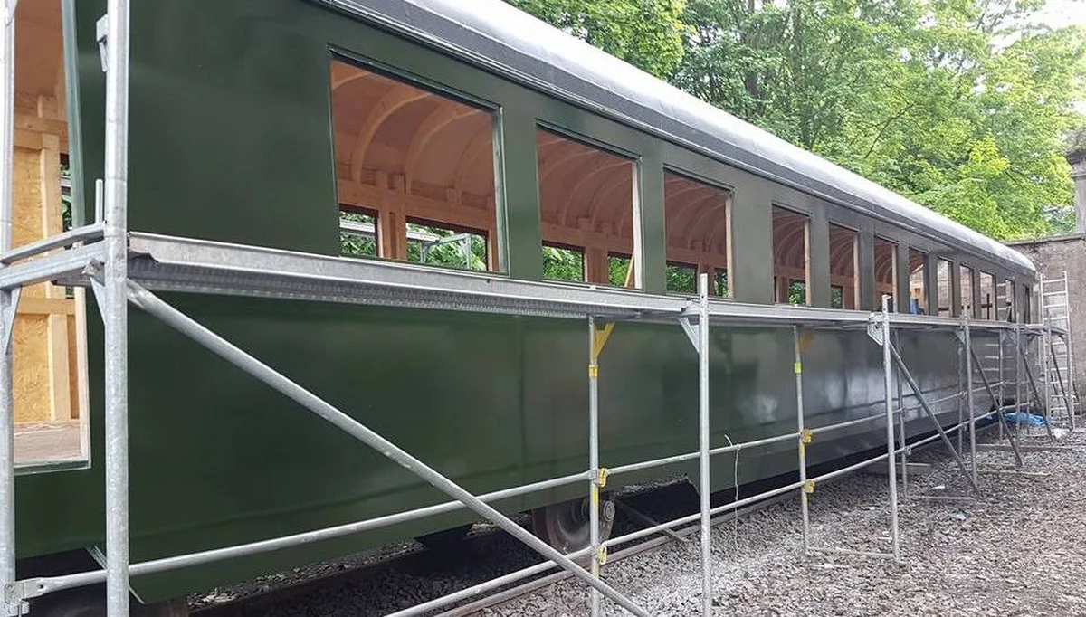 ​Wierna replika dwóch wagonów pociągu, którym podróżował Adolf Hitler powstaje w Pałacu Jedlinka w Jedlinie Zdroju na Dolnym Śląsku. Projekt kosztował ponad 200 tysięcy złotych. W wagonach odtworzono wiernie sypialnie, pokoje i łazienki. Wnętrza będzie można zwiedzać już od 17 czerwca. Miłośnicy historii przyznają - to prawdopodobnie pierwszy taki projekt, na taką skalę.