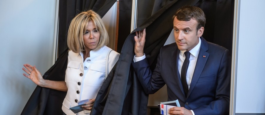Francuskie Ministerstwo Spraw Wewnętrznych podało oficjalne wyniki pierwszej tury wyborów parlamentarnych. Wygrała je centrowa partia prezydenta Emmanuela Macrona La Republique en Marche (LREM) i jej sojusznicy.
