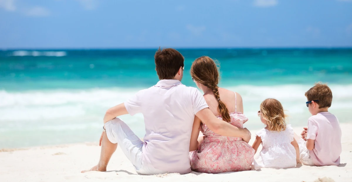 Na dwa tygodnie przed wakacjami ostrzegamy przed nieuczciwymi sprzedawcami wycieczek. Niektóre biura podróży np. specjalnie podają nam złą godzinę wylotu albo przylotu. Temu procederowi przygląda się UOKiK. 