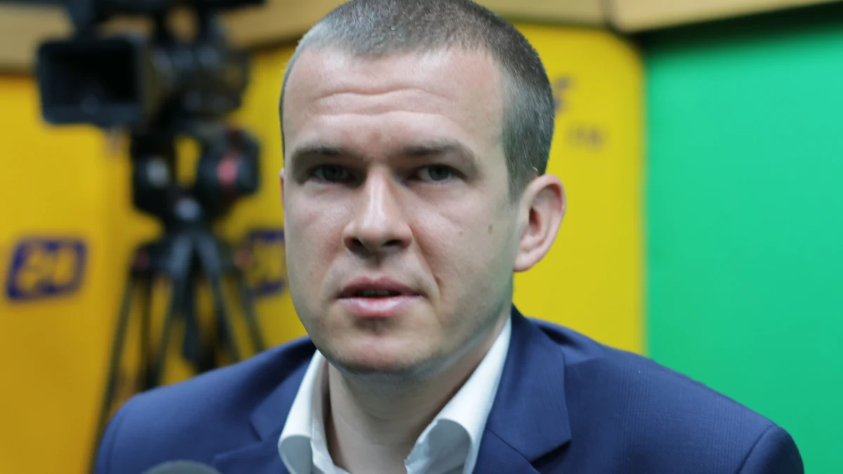 "Przez ostatnie lata w ogóle nie dbano o dzieci i młodzież, nie dbano o strategie szkoleniowe. Nie mamy następców Tomka Sikory - biathlon męski leży. Nie mamy następczyń Justyny Kowalczyk - stwierdził w Porannej rozmowie w RMF FM minister sportu, Witold Bańka. "Ministerstwo na przestrzeni ostatnich lat nie wymuszało na związkach sportowych przygotowania strategii szkoleniowych. Minister Drzewiecki hasał po cmentarzach, pan Biernat biegał po spotkaniach partyjnych. Pani minister Mucha dbała o to, żeby były świeże kwiatki w recepcji i wygodnie Madonna miała na stadionie. My dbamy o to, żeby był sport dzieci i młodzieży" - dodał. „Przyznam szczerze, że podchodzę z daleko idącym dystansem do tego rodzaju inicjatyw” – stwierdził minister sportu pytany o pomysł, by w 2030 roku zimowe igrzyska olimpijskie odbyły się w Karkonoszach. „Jeśli mamy coś robić to zróbmy to dobrze.  Potrzebna jest analiza SWOT, potrzebny jest biznesplan, strategia...” – podkreśla Bańka. „Jeśli mamy organizować imprezy to naprawdę przygotujmy się do tego - my to potrafimy robić, natomiast zróbmy to z głową” – dodał. 