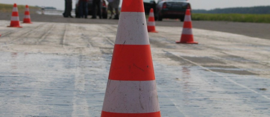 Pięć osób – dzieci i nastolatków – zostało poszkodowanych w wypadku, do którego doszło w poniedziałek na rogatkach Słubic (Lubuskie). W rejonie przejazdu kolejowego na ul. Transportowej autobus szkolny najechał na tira. Policja wprowadziła ruch wahadłowy.