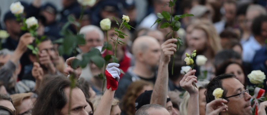 Ponad 100 osób odpowie za wykroczenia, 8 za przestępstwa - taki jest bilans wydarzeń wokół miesięcznicy smoleńskiej z ostatniej soboty. Wnioski o ukaranie zakłócających uroczystości nie trafiły jednak jeszcze do sądu, nastąpi to dopiero za kilka tygodni. 