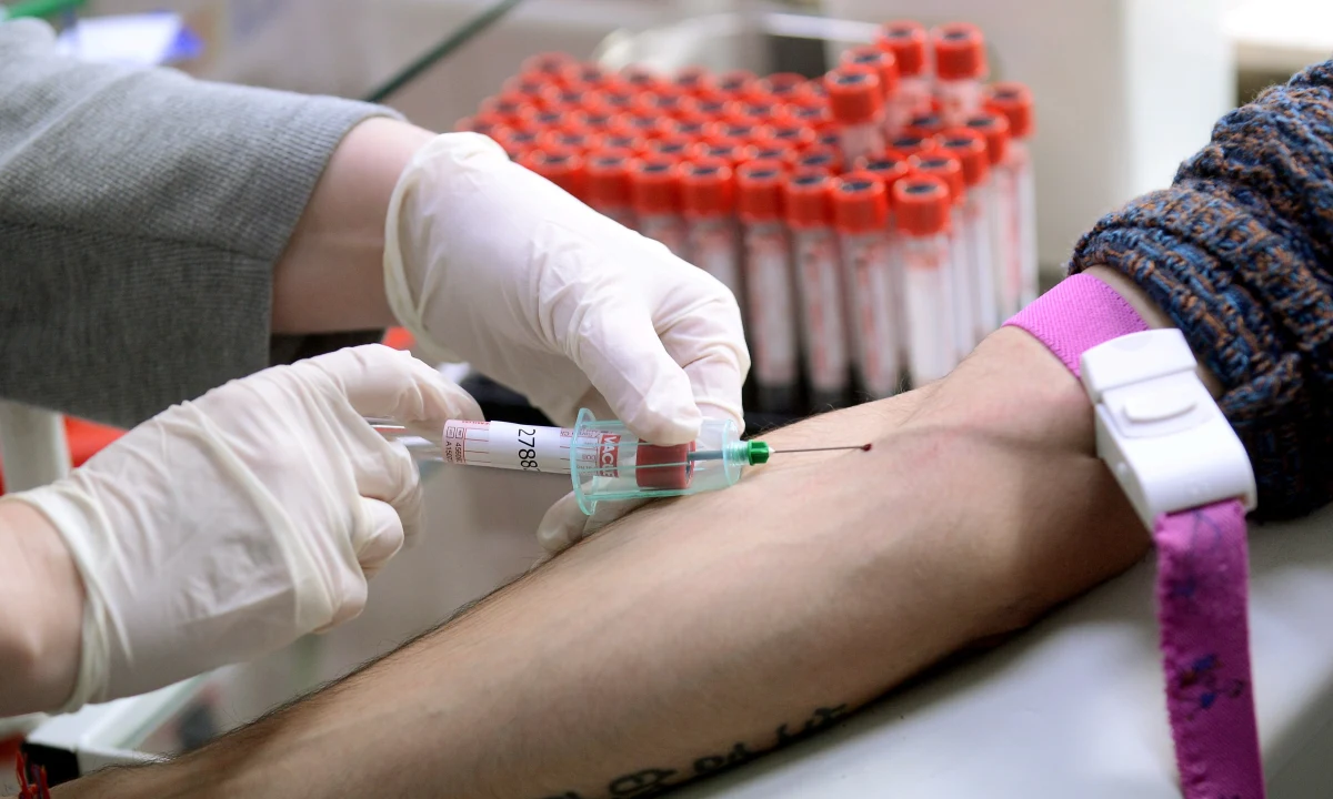 Ministerstwo zdrowia będzie wspierać powstawanie w Polsce ośrodków leczenia hemofilii. To efekt ostatnich rozmów pacjentów z Polskiego Stowarzyszenia Chorych na Hemofilię z Konstantym Radziwiłłem. Na razie w całym kraju nie ma ani jednej takiej placówki. Mimo że - zgodnie z zapowiedziami resortu zdrowia - w całym kraju powinny działać już co najmniej cztery takie placówki. 