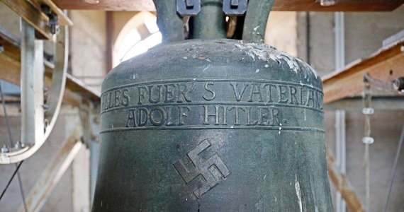 W liczącej 1000 lat wieży kościelnej w niemieckiej miejscowości Herxheim am Berg od 82 lat wzywa wiernych na nabożeństwo dzwon z wygrawerowaną swastyką i napisem: "Wszystko dla ojczyzny. Adolf Hitler". 