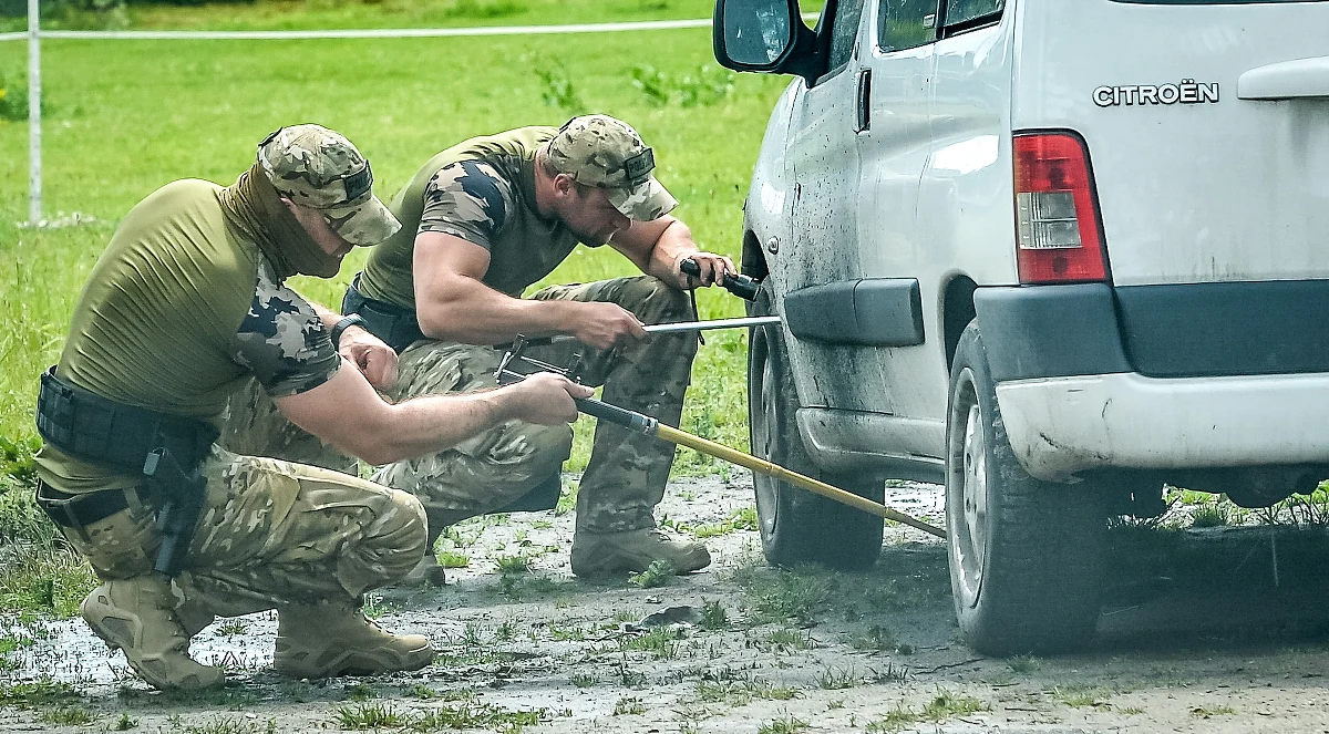 Ewakuacja blisko 700 osób z zespołu szkół w miejscowości Warlubie niedaleko Świecia w województwie kujawsko-pomorskim. Pod jednym z zaparkowanych przed budynkiem samochodów znaleziono przedmiot przypominający bombę. 