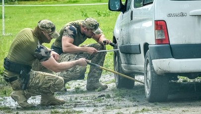 Nauczycielka znalazła pod autem "tykający" pakunek. Ewakuowano kilkaset osób