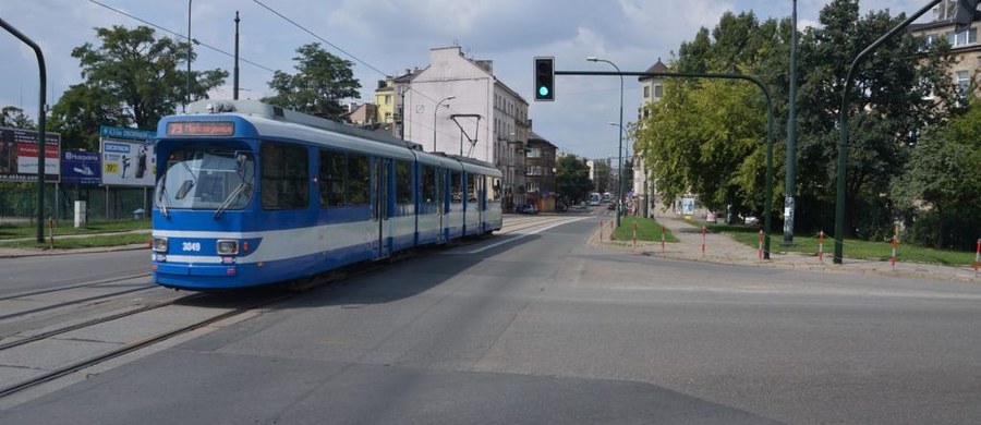 Są prokuratorskie zarzuty dla mężczyzny, który w sobotę w krakowskim tramwaju ugodził nożem 16-latka. Sprawca jest podejrzany nie tylko o spowodowanie ran zagrażających życiu, ale też o proponowanie łapówki policjantom w zamian za odstąpienie od zatrzymania mężczyzny. 55-letni Stefan S. miał też znieważyć policjantów.