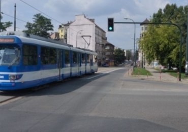 Ugodził nożem 16-latka w krakowskim tramwaju. Usłyszał zarzuty