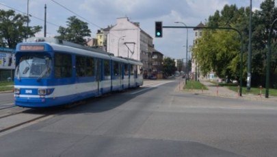 Ugodził nożem 16-latka w krakowskim tramwaju. Usłyszał zarzuty