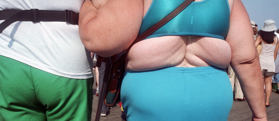 Masz kłopoty z nadwagą? Podejrzewasz, że możesz być nawet otyły? Nie jesteś sam. Najnowsze wyniki badań wskazują, że osób, które ważą więcej, niż powinny, jest na świecie ponad 2 miliardy 200 milionów. Jak pisze na łamach czasopisma "The New England Journal of Medicine" międzynarodowy zespół naukowców, blisko jedna trzecia ludzkości waży za dużo, a co najmniej 4 miliony rocznie umierają z powodu chorób, które bezpośrednio z nadwagą się wiążą.