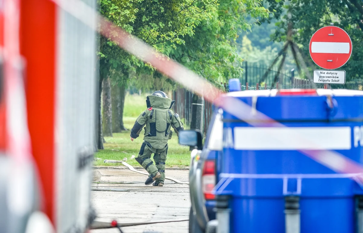 To była bomba zegarowa, która mogła wybuchnąć - to nieoficjalne ustalenia reportera RMF FM dotyczące ładunku podłożonego pod samochodem nauczycielki z Zespołu Szkół w Warlubiu w woj. kujawsko-pomorskim. Policja zatrzymała 42-letniego mężczyznę w związku ze sprawą. Według nieoficjalnych ustaleń reportera RMF FM, to mąż nauczycielki. Para jest w trakcie rozwodu.