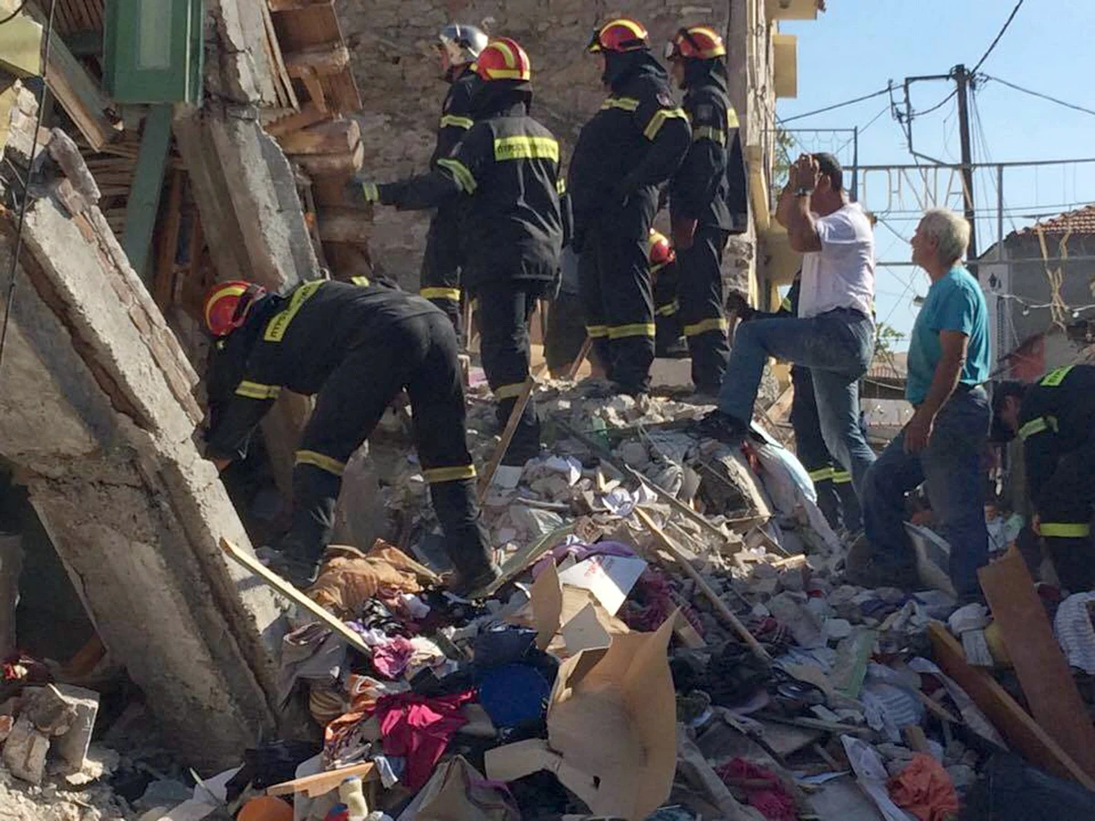 Trzęsienie ziemi o magnitudzie 6,3 na greckiej wyspie Lesbos. Zginęła jedna osoba, 12 jest rannych. Uszkodzona została wieża jednego z kościołów, popękało wiele budynków.